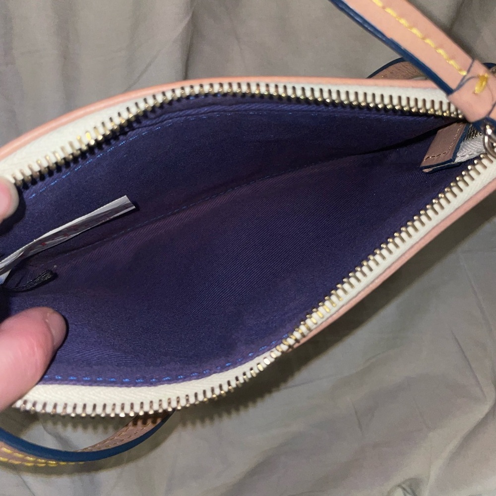 New Without Tags Dooney & Bourke MLB New York Yankees Wristlet *make offers* - Picture 6 of 8
